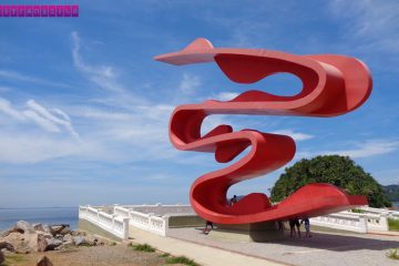 Escultura-de-Tomie-Ohtake-Emissário-Santos