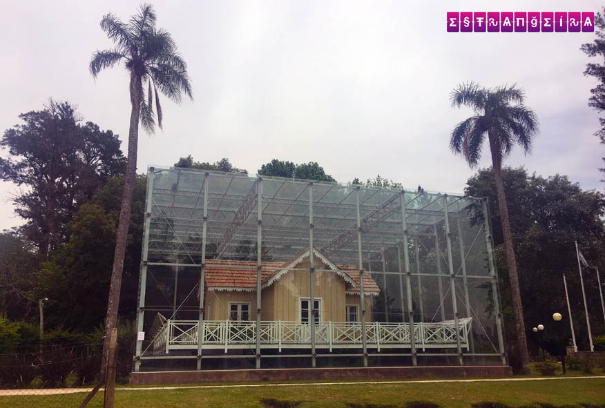 Rancho do presidente Sarmiento protegido por um cubo de vidro. Meio estranho, né?